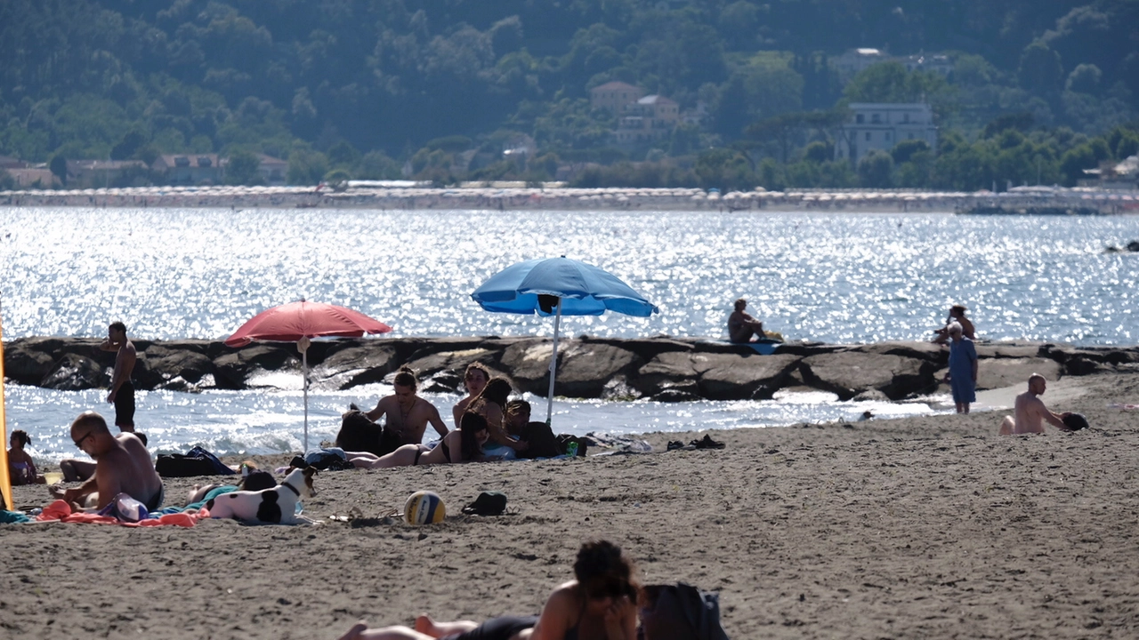 Gli ex gestori della spiaggia di Marinella fanno causa al Comune (foto d’archivio) Gli ex gestori della spiaggia di Marinella fanno causa al Comune (foto d’archivio)