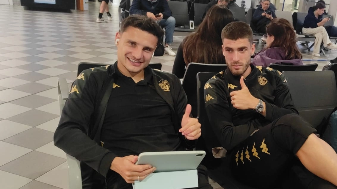 Mateju e Hristov all'aeroporto di Pisa Mateju e Hristov all'aeroporto di Pisa