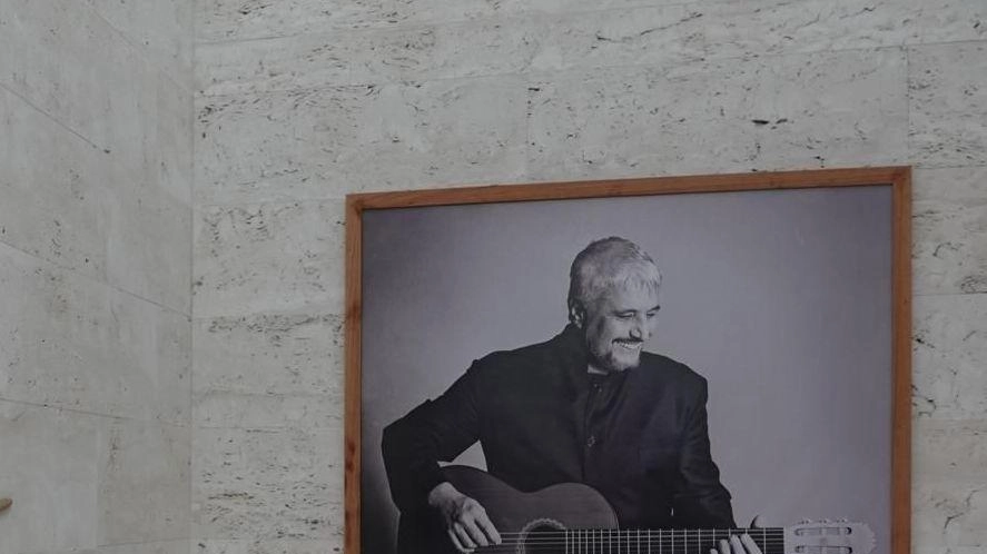 La lapide sulla tomba di Pino Daniele che riposa all’interno del cimitero di Magliano, come aveva espressamente richiesto lo stesso artista La lapide sulla tomba di Pino Daniele che riposa all’interno del cimitero di Magliano, come aveva espressamente richiesto lo stesso artista
