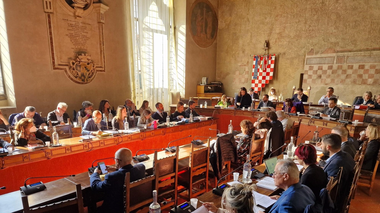 Il documento è passato con diciotto voti favorevoli e undici contrari Tomasi e Cialdi: "Diamo la nostra idea di futuro nei prossimi vent’anni" . Il documento è passato con diciotto voti favorevoli e undici contrari Tomasi e Cialdi: "Diamo la nostra idea di futuro nei prossimi vent’anni" .