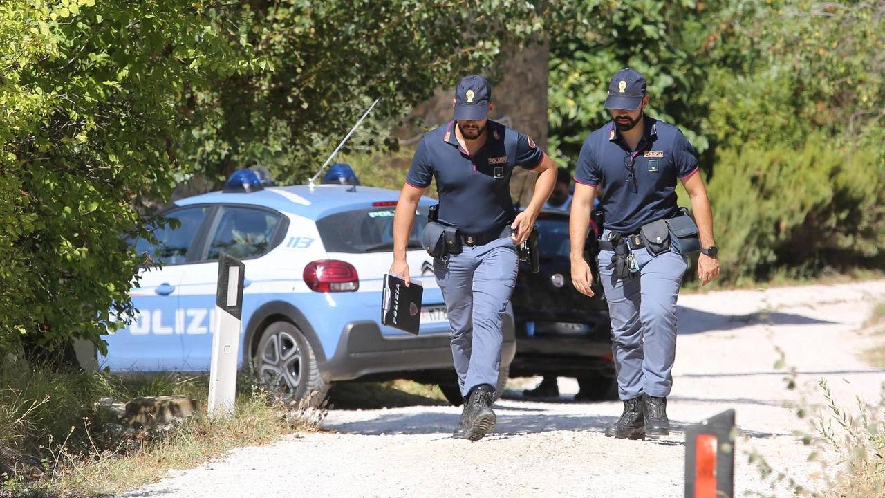 La polizia durante il sopralluogo nel giardino del casolare dove si è consumata la tragedia (Foto Crocchioni) La polizia durante il sopralluogo nel giardino del casolare dove si è consumata la tragedia (Foto Crocchioni)