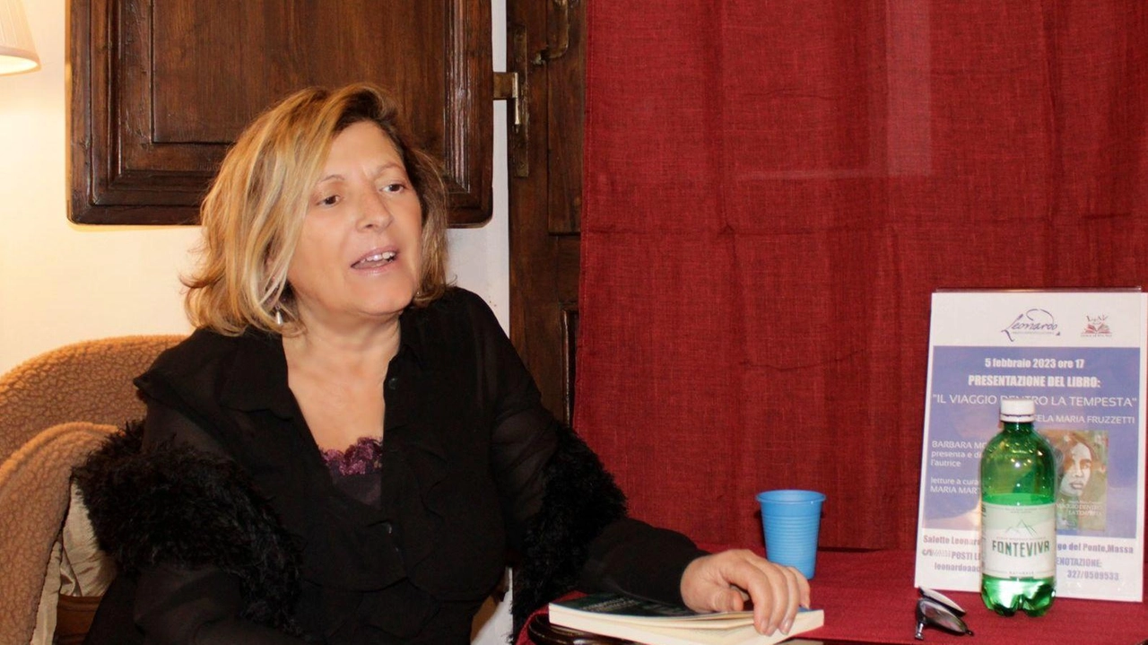 Presentazione romanzo "Viaggio dentro la tempesta" di Angela Maria Fruzzetti allo stabilimento balneare dell’Anmi a Marina di Massa. Dialogo con Marco Alberti e lettura brani da parte di Marcella Cardone e Massimo Norti della Laav. Il libro racconta la storia di Matilde, donna sarda di 90 anni, ispirata a vicende femminili del Novecento e anni Duemila. Presentazione romanzo "Viaggio dentro la tempesta" di Angela Maria Fruzzetti allo stabilimento balneare dell’Anmi a Marina di Massa. Dialogo con Marco Alberti e lettura brani da parte di Marcella Cardone e Massimo Norti della Laav. Il libro racconta la storia di Matilde, donna sarda di 90 anni, ispirata a vicende femminili del Novecento e anni Duemila.
