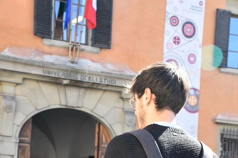 Uno studente fuori dall'università di Firenze (Foto di repertorio)