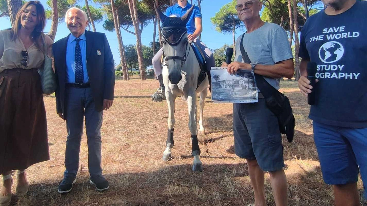 Il team di accoglienza che ieri ha ricevuto la visita di Mogol nella pineta di Carrarafiere davanti alla targa dedicata a Lucio Battisti Il team di accoglienza che ieri ha ricevuto la visita di Mogol nella pineta di Carrarafiere davanti alla targa dedicata a Lucio Battisti