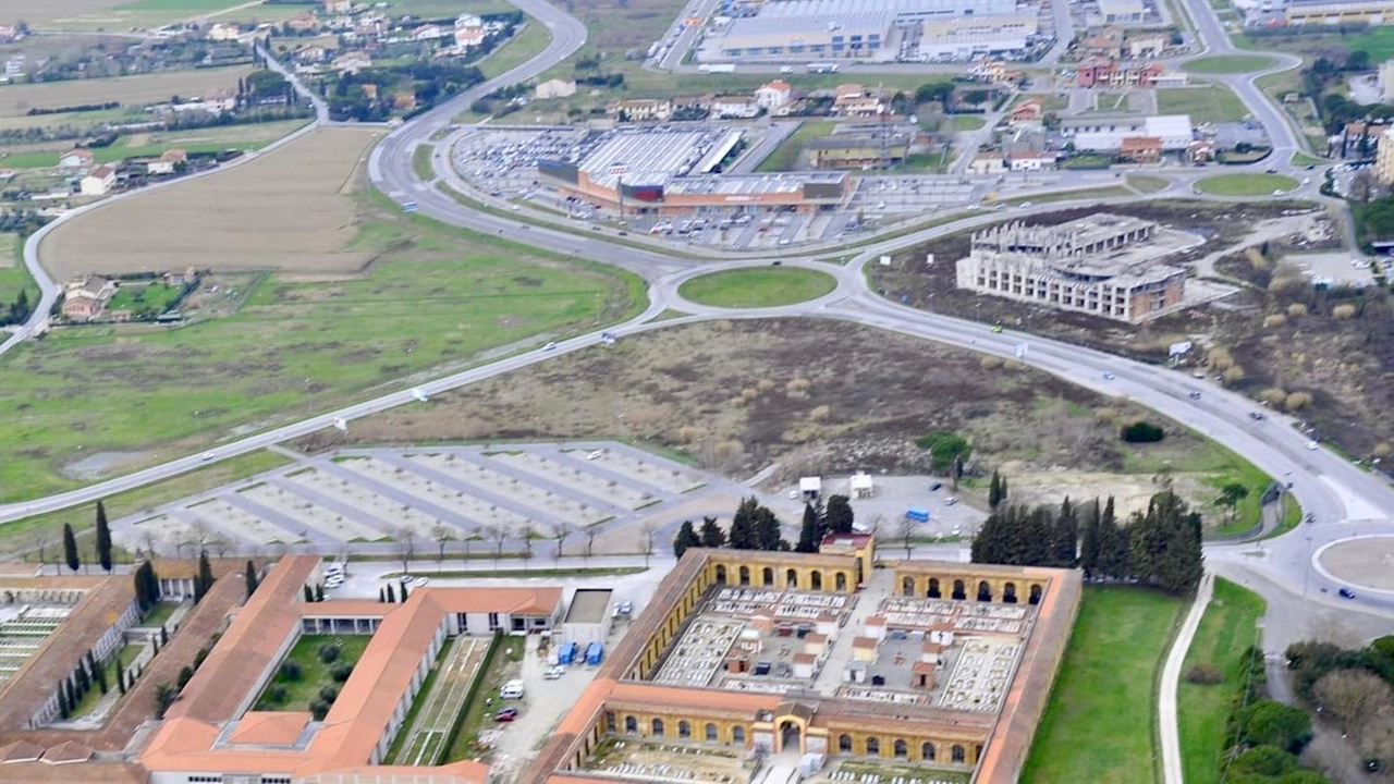 L’area a ridosso dei cimiteri sui cui al centro delle polemiche per la variante (foto gentilmente concessa da Piero Frassi) L’area a ridosso dei cimiteri sui cui al centro delle polemiche per la variante (foto gentilmente concessa da Piero Frassi)