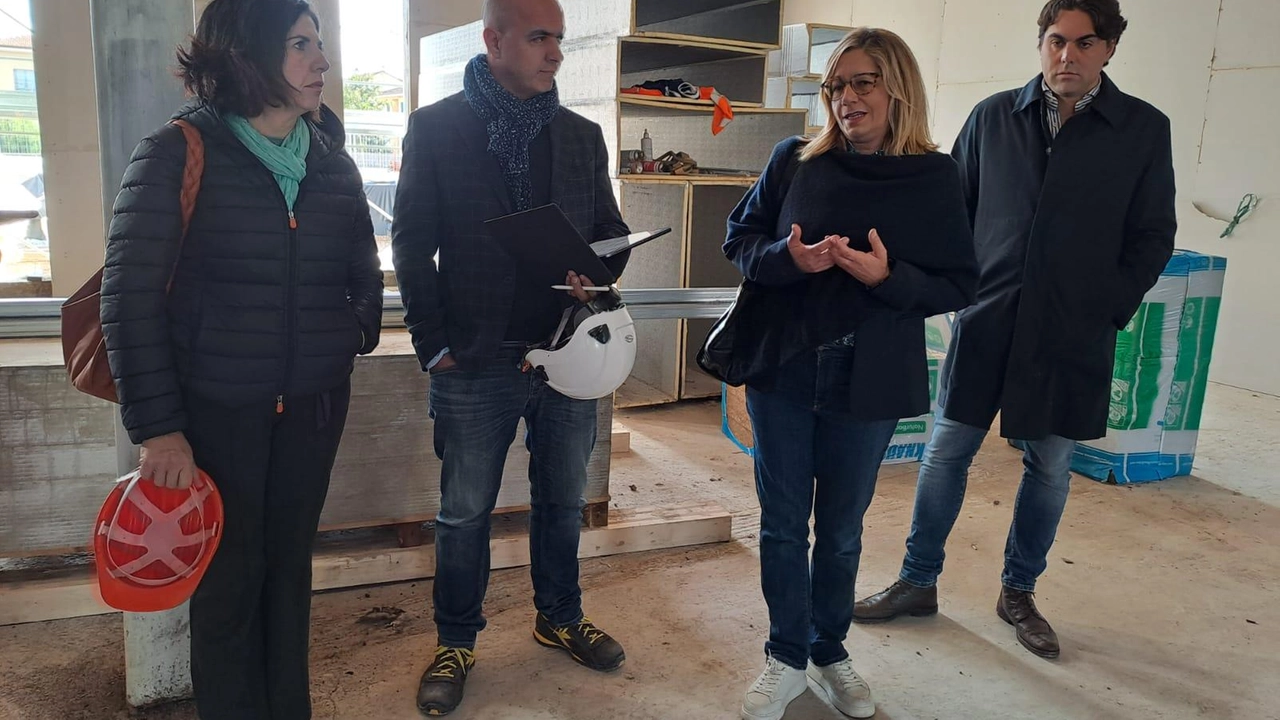 Si alza il sipario. Ultimi ritocchi prima dell’attesa prima volta nella scuola media Poggi Carducci Si alza il sipario. Ultimi ritocchi prima dell’attesa prima volta nella scuola media Poggi Carducci