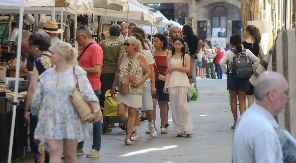 Fiera Antiquaria e saldi a braccetto. Grande partenza per i negozi. Anche la notte bianca fa il pieno