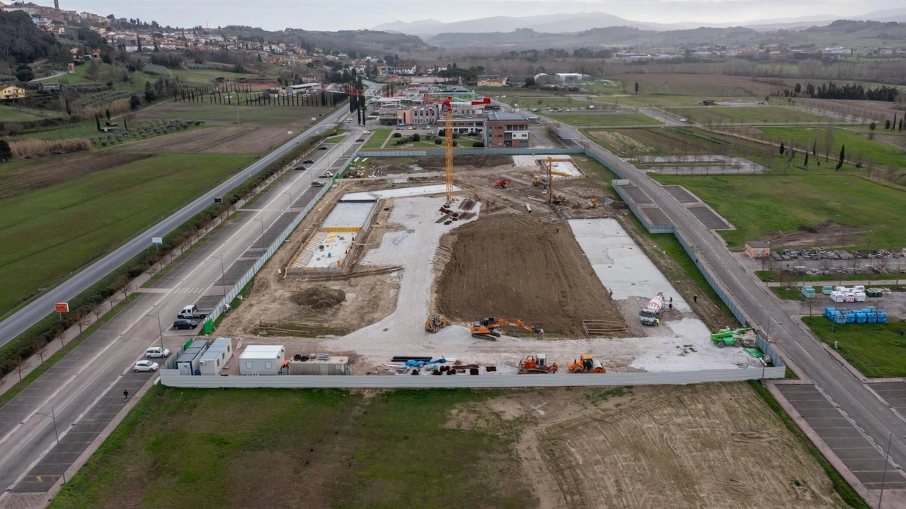 Il sindaco Macelloni di Peccioli fa il punto sull’avanzamento del cantiere lungo la strada Fila "Avrà un laboratorio musicale e un planetario. Ci sarà anche uno spazio dedicato alla domotica. Il sindaco Macelloni di Peccioli fa il punto sull’avanzamento del cantiere lungo la strada Fila "Avrà un laboratorio musicale e un planetario. Ci sarà anche uno spazio dedicato alla domotica.