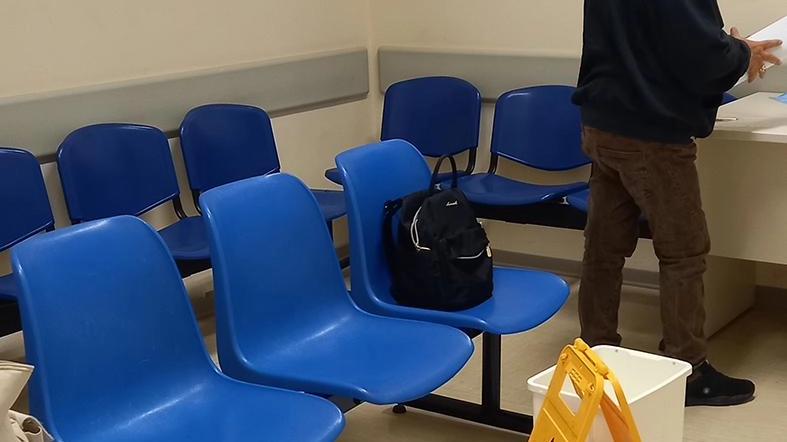 Probabilmente si sono trovati sorpresi dall’essere accolti da un secchio di plastica poggiato su di una traversina di quelle che... Probabilmente si sono trovati sorpresi dall’essere accolti da un secchio di plastica poggiato su di una traversina di quelle che...