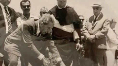 Padre Cipriano Ricotti è qui al centro della foto, durante una cerimonia L’immagine è tratta dal trimestrale «Noidiqua» Padre Cipriano Ricotti è qui al centro della foto, durante una cerimonia L’immagine è tratta dal trimestrale «Noidiqua»