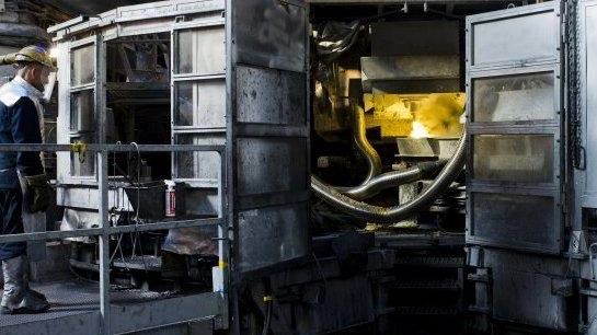 Operai al lavoro all’interno dello stabilimento della KME a Fornaci di Barga Operai al lavoro all’interno dello stabilimento della KME a Fornaci di Barga