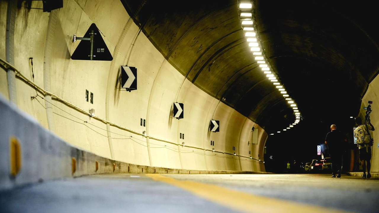 Sono 9.600 i veicoli transitati nei primi tre giorni di apertura del nuovo Tunnel di Tenda, che ha riaperto il... Sono 9.600 i veicoli transitati nei primi tre giorni di apertura del nuovo Tunnel di Tenda, che ha riaperto il...
