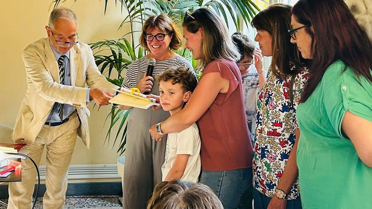 Consegnati i riconoscimenti alle scuole vincitrici del concorso organizzato dalla famiglia Laquidara in memoria di Carla Consegnati i riconoscimenti alle scuole vincitrici del concorso organizzato dalla famiglia Laquidara in memoria di Carla