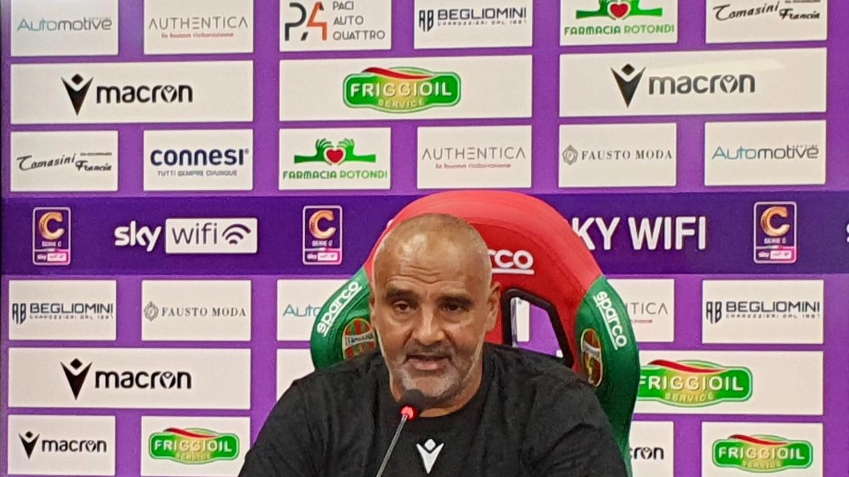 L’allenatore della Ternana Fabio Liverani in conferenza stampa; in alto la sconfitta a Livorno L’allenatore della Ternana Fabio Liverani in conferenza stampa; in alto la sconfitta a Livorno
