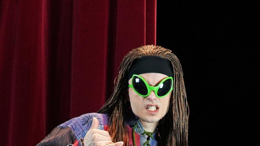https://www.lanazione.it/image-service/view/acePublic/alias/contentid/YjFjMjFhYTYtYzc4OS00/0/la-comicita-di-canini-stasera-al-politeama-con-vado-a-vivere-con-me.jpeg?f=16:9&w=1200&h=630