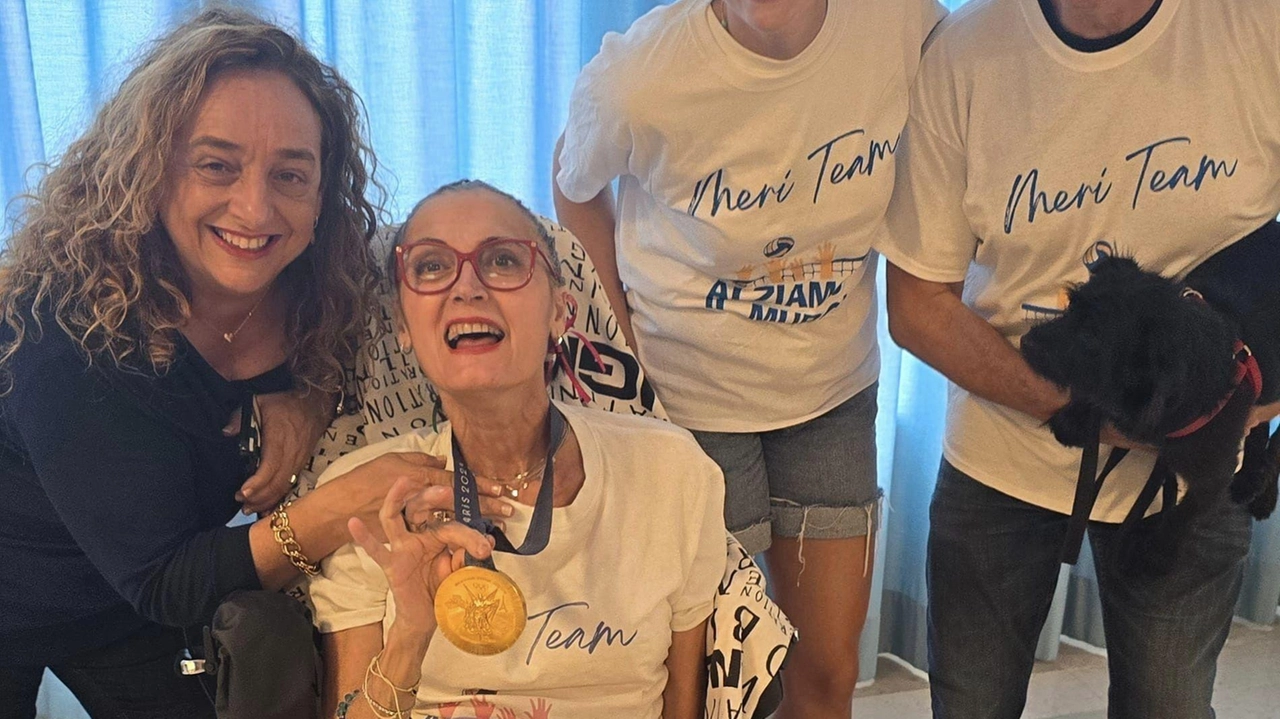 Meri Malucchi con la medaglia d’oro di Carlotta Cambi, olimpionica della Pallavolo a Parigi e accanto a lei nella foto, insieme a Fausto Malucchi ed Elena Baldi Meri Malucchi con la medaglia d’oro di Carlotta Cambi, olimpionica della Pallavolo a Parigi e accanto a lei nella foto, insieme a Fausto Malucchi ed Elena Baldi