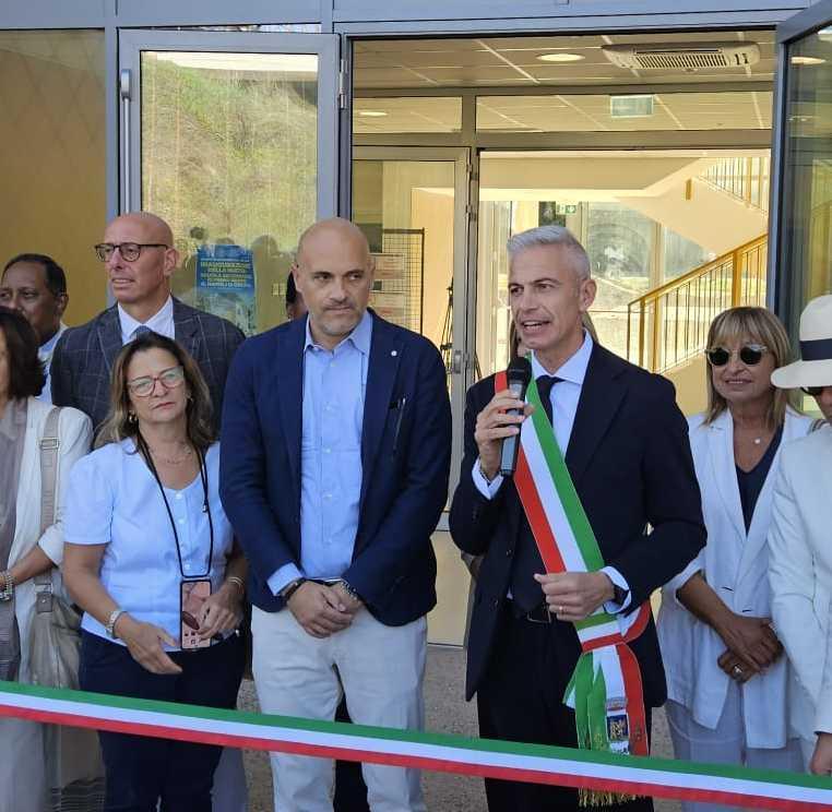 https://www.lanazione.it/image-service/view/acePublic/alias/contentid/YjFjNGRhYzEtMjZiMC00/0/taglio-del-nastro-alla-nuova-scuola-goffredo-mameli.jpeg?f=1.90:1&w=1200