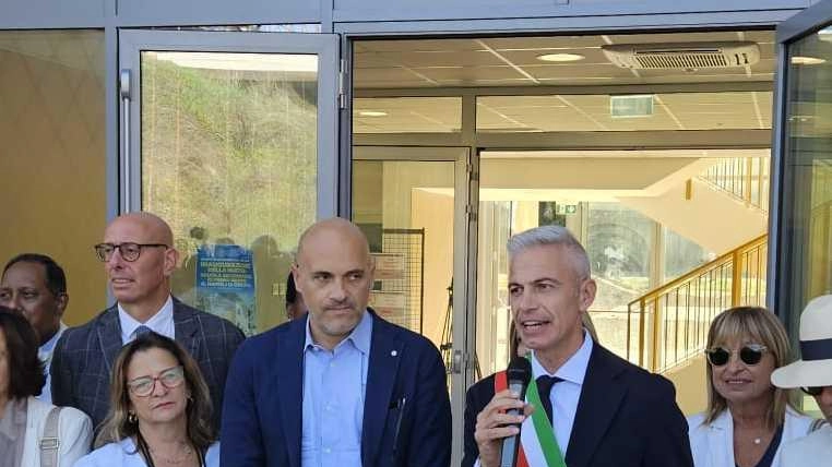 DERUTA- Con l’avvio dell’anno scolastico, l’amministrazione comunale della città della maiolica consegna alla comunità la nuova scuola secondaria di primo... DERUTA- Con l’avvio dell’anno scolastico, l’amministrazione comunale della città della maiolica consegna alla comunità la nuova scuola secondaria di primo...