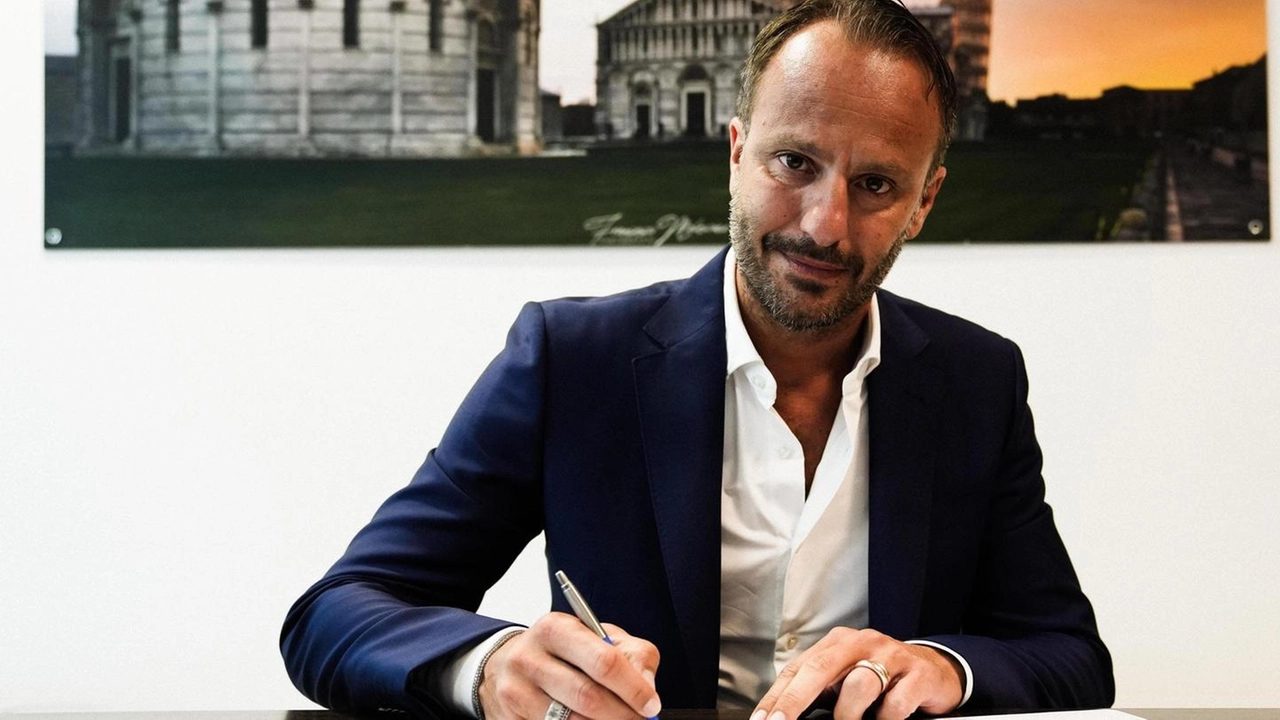 L’allenatore Alberto Gilardino firma il contratto (foto ufficio stampa del Pisa) L’allenatore Alberto Gilardino firma il contratto (foto ufficio stampa del Pisa)
