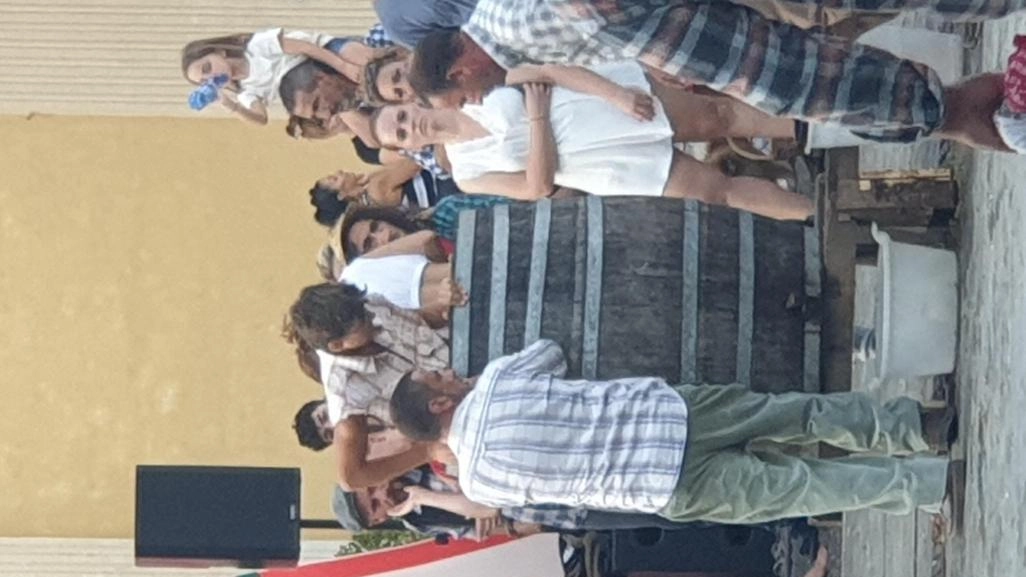 Un’immagine di archivio della tradizionale sfida in piazza tra i vendemmiatori che rappresentano i vari rioni protagonisti della sagra vezzanese che quest’anno festeggia i suoi 59 anni di vita Un’immagine di archivio della tradizionale sfida in piazza tra i vendemmiatori che rappresentano i vari rioni protagonisti della sagra vezzanese che quest’anno festeggia i suoi 59 anni di vita