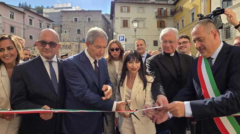 Taglio del nastro con le autorità a Cascia Taglio del nastro con le autorità a Cascia