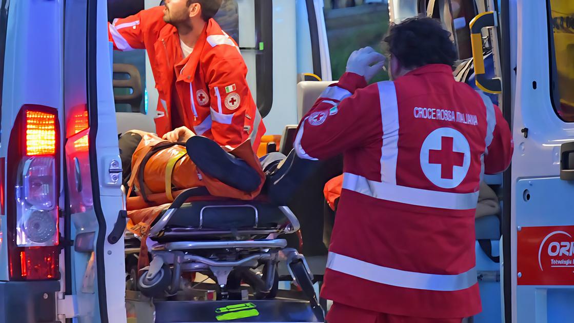 Si dimentica le chiavi e precipita. Al rientro prova a scalare il palazzo. Un volo di sei metri tra i passanti