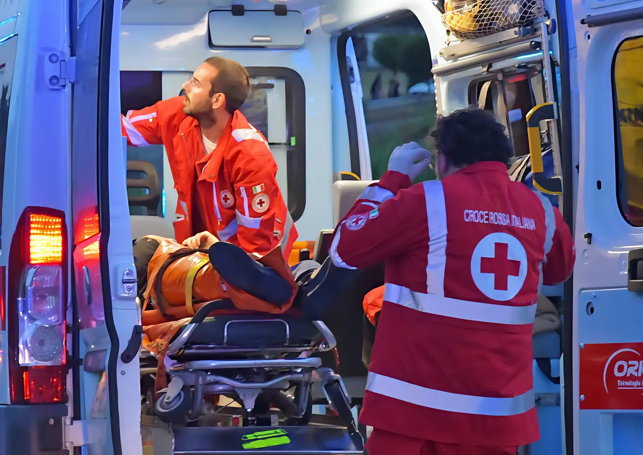 Si dimentica le chiavi e precipita. Al rientro prova a scalare il palazzo. Un volo di sei metri tra i passanti