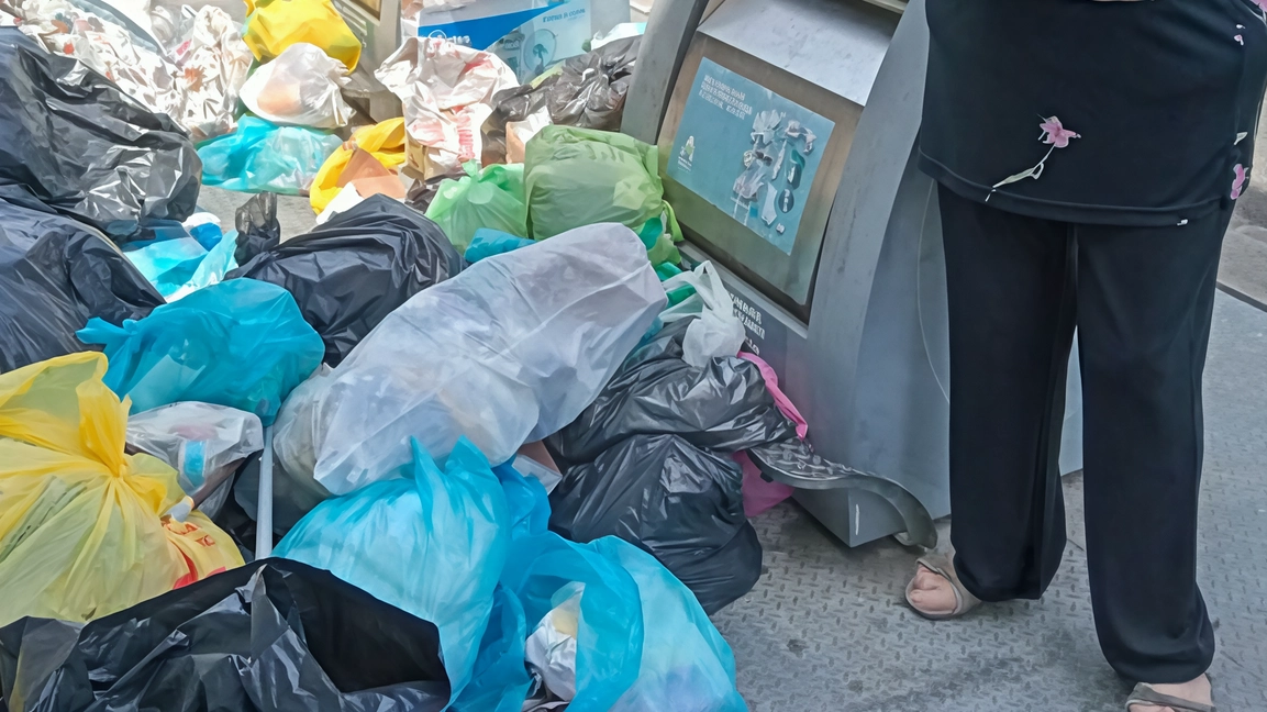 La signora Maria Quercioli ha inviato una email all’Ufficio Ambiente del Comune di Sesto per segnalare i continui abbandoni di rifiuti in via Corsi Salviati La signora Maria Quercioli ha inviato una email all’Ufficio Ambiente del Comune di Sesto per segnalare i continui abbandoni di rifiuti in via Corsi Salviati