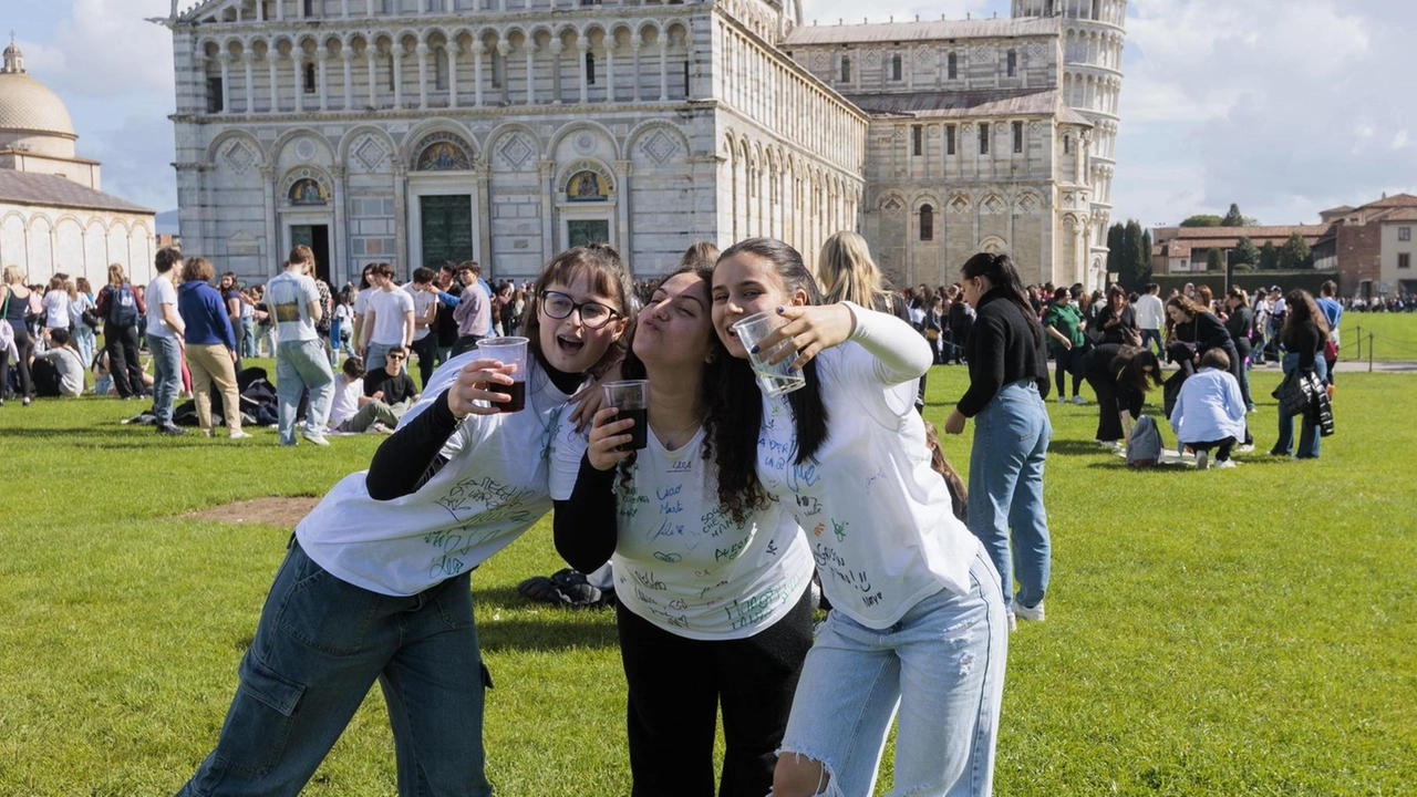 Un gruppo di studentesse in piazza dei Miracoli (. Foto Del Punta/Valtriani Un gruppo di studentesse in piazza dei Miracoli (. Foto Del Punta/Valtriani