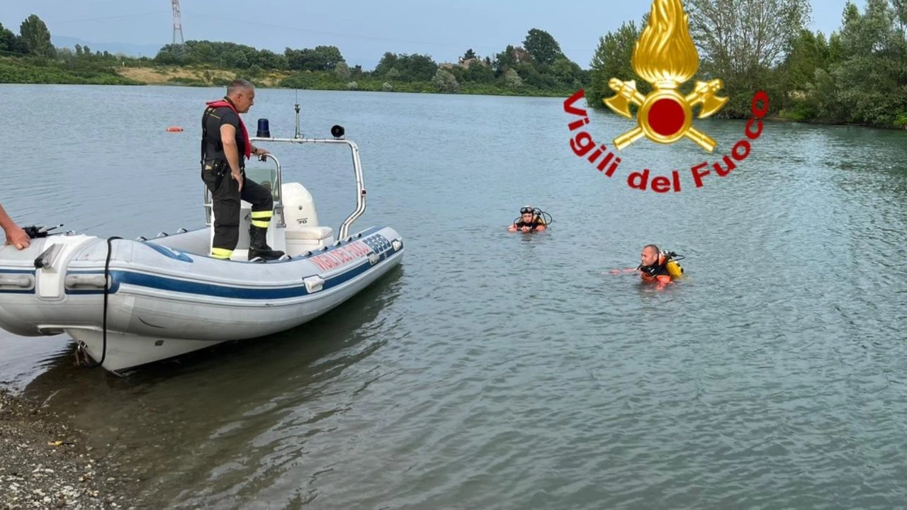 Le ricerche del bambino scomparso da parte dei sommozzatori all'interno del lago di Bilancino