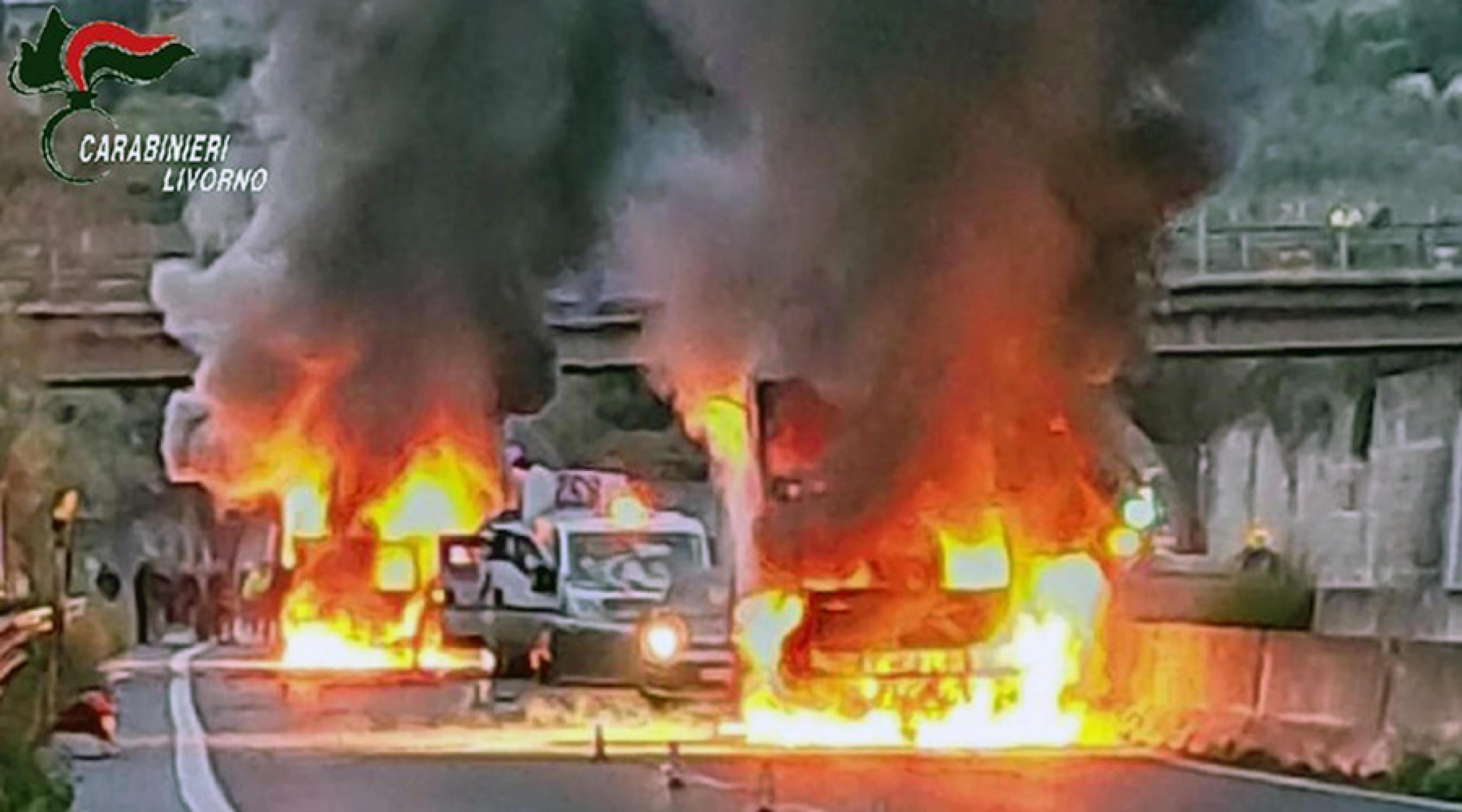 “Hanno buttato una bomba, siamo tutti agitati”: rapina al portavalori, le chiamate ai carabinieri “Hanno buttato una bomba, siamo tutti agitati”: rapina al portavalori, le chiamate ai carabinieri