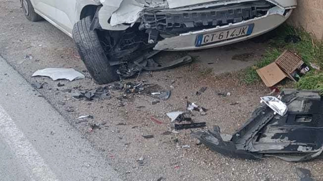 La Dacia Sandero, parcheggiata in via Francesca, ha riportato danni ingenti. Non è riparabile perché il violento urto ha scombinato l’asse La Dacia Sandero, parcheggiata in via Francesca, ha riportato danni ingenti. Non è riparabile perché il violento urto ha scombinato l’asse