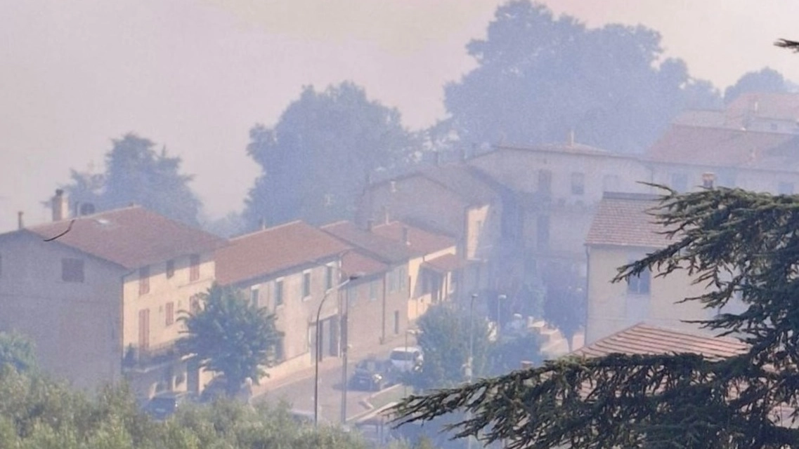 Una delle immagini (da Facebook) più preoccupanti, con il fuoco vicino alle case Una delle immagini (da Facebook) più preoccupanti, con il fuoco vicino alle case