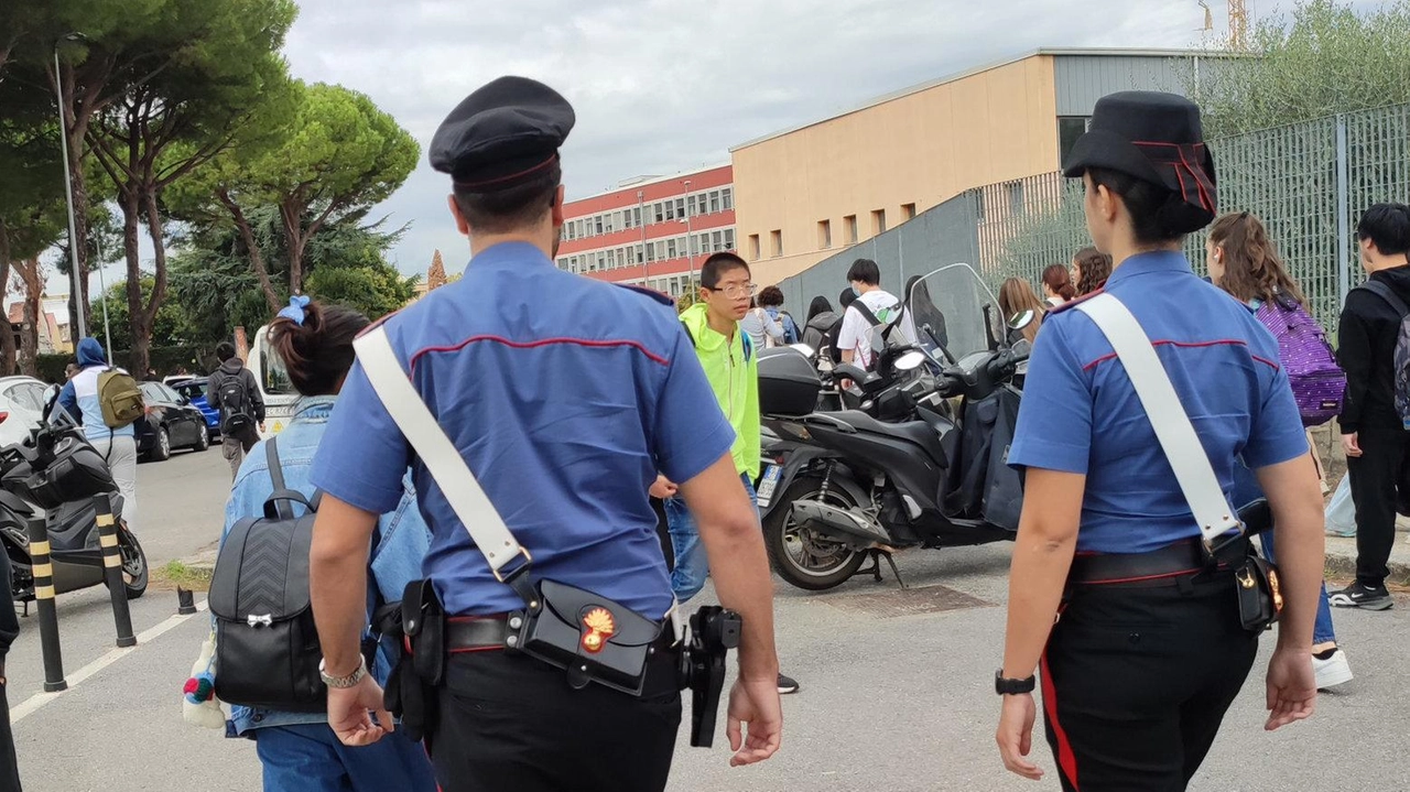 I controlli di polizia e carabinieri ieri. al polo scolastico di via Reggiana Foto Attalmi I controlli di polizia e carabinieri ieri. al polo scolastico di via Reggiana Foto Attalmi