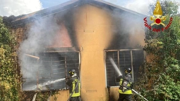 I vigili del fuoco del comando di Lucca sono intervenuti ieri pomeriggio a partire dalle 14.25 per estinguere un incendio... I vigili del fuoco del comando di Lucca sono intervenuti ieri pomeriggio a partire dalle 14.25 per estinguere un incendio...