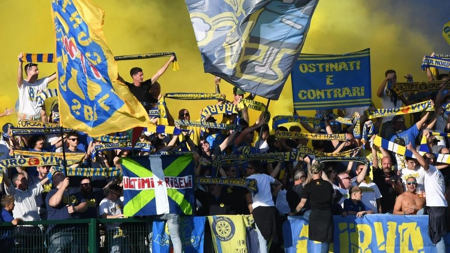I tifosi della Carrarese non faranno mancare il proprio sostegno alla squadra nella trasfereta di Modena (. Foto Letizia Delia I tifosi della Carrarese non faranno mancare il proprio sostegno alla squadra nella trasfereta di Modena (. Foto Letizia Delia