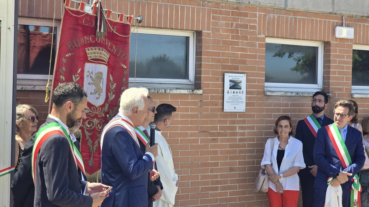 Folla al taglio del nastro con il presidente Eugenio Giani e i sindaci dei cinque Comuni coinvolti
