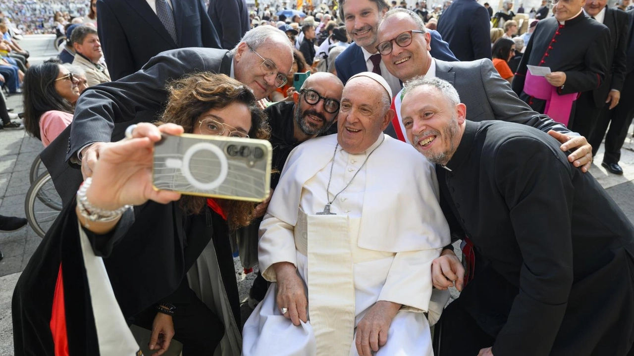 Da Bastia Umbra oltre duecento persone in Vaticano. C’erano parrocchie, volontari e confraternite. Il Pontefice ha benedetto la statua e lo stendardo. Da Bastia Umbra oltre duecento persone in Vaticano. C’erano parrocchie, volontari e confraternite. Il Pontefice ha benedetto la statua e lo stendardo.