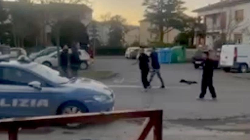 Un frame del video che testimonia l’aggressione ai poliziotti Un frame del video che testimonia l’aggressione ai poliziotti