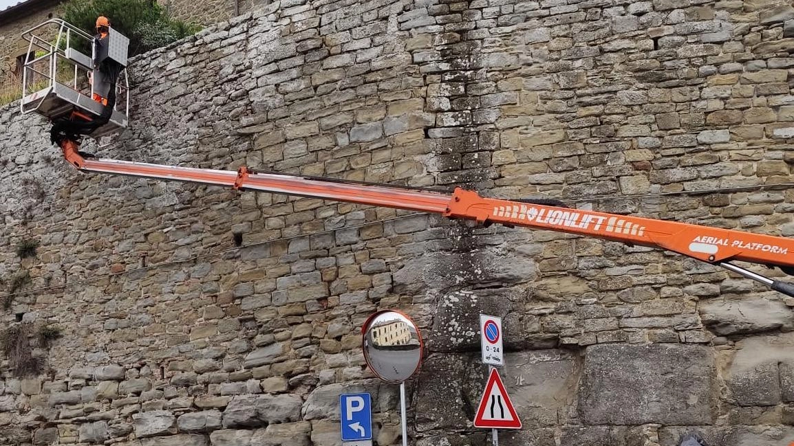 Operai al lavoro sulle mura di Cortona Operai al lavoro sulle mura di Cortona