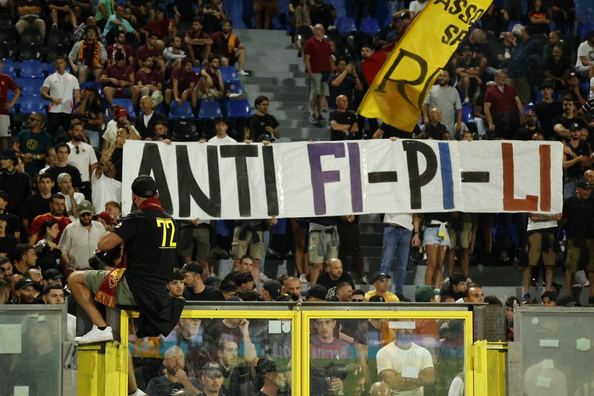 Cori fascisti dei tifosi romanisti a Pisa: le indagini. “Immagini al setaccio, informeremo la Procura” Cori fascisti dei tifosi romanisti a Pisa: le indagini. “Immagini al setaccio, informeremo la Procura”