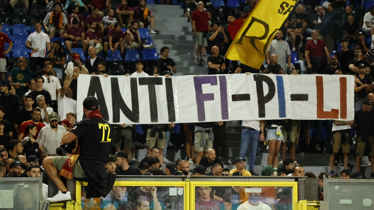 Uno striscione esposto dai tifosi della Roma all'Arena di Pisa (foto di Enrico Mattia Del Punta) Uno striscione esposto dai tifosi della Roma all'Arena di Pisa (foto di Enrico Mattia Del Punta)