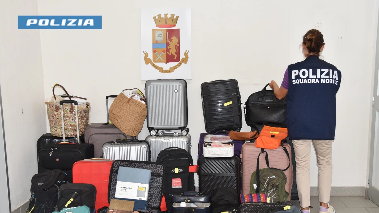 Gli oggetti recuperati dalla polizia Gli oggetti recuperati dalla polizia