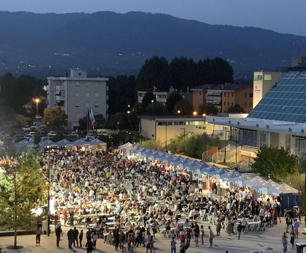 Piatti tipici e convivialità. In piazza Aldo Moro torna la “Sagra delle Sagre“ Piatti tipici e convivialità. In piazza Aldo Moro torna la “Sagra delle Sagre“