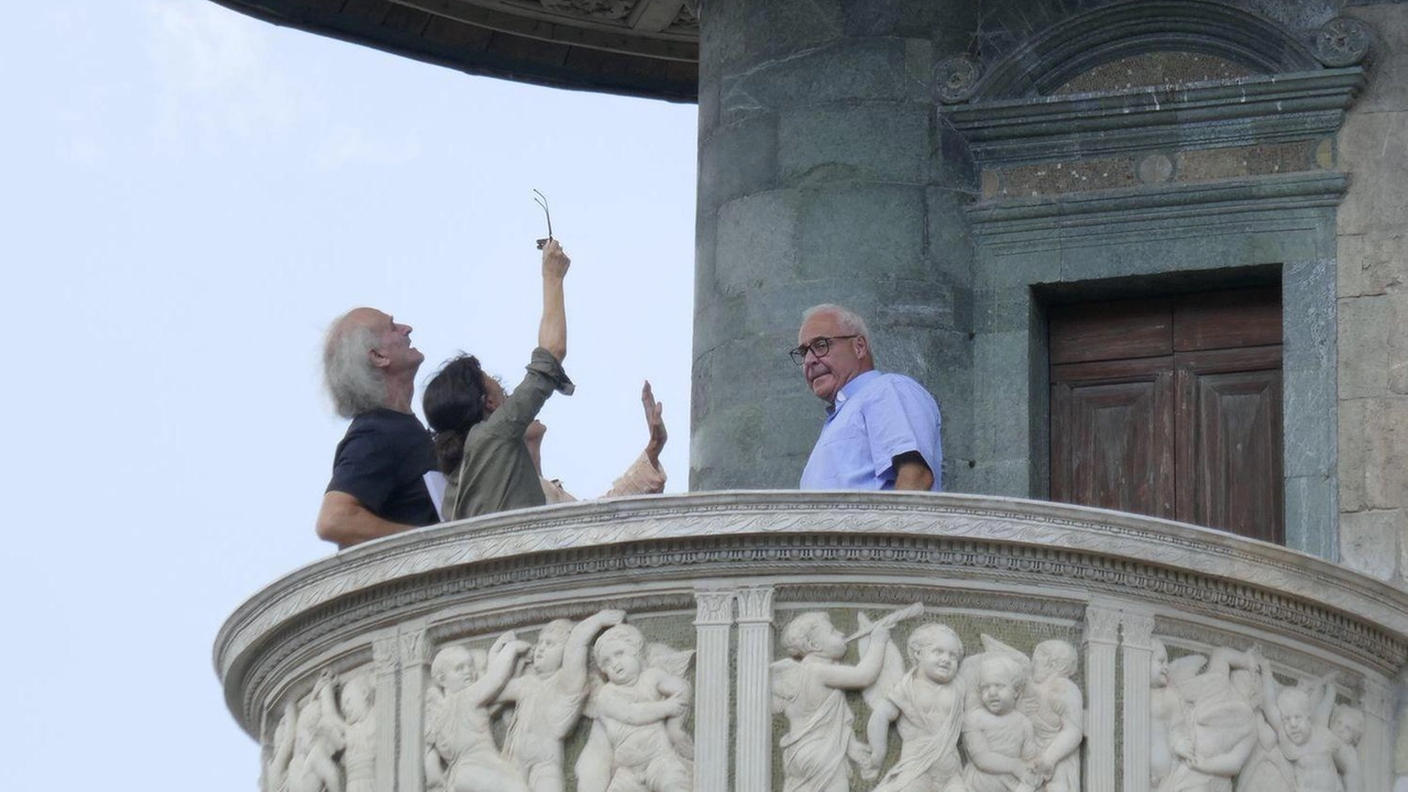 Ieri primo controllo dopo il distacco della decorazione in legno dall’ombrello del capolavoro di Donatello. Servirà un’altra verifica per accertare la sicurezza della struttura ma l’Ostensione si avvicina . Ieri primo controllo dopo il distacco della decorazione in legno dall’ombrello del capolavoro di Donatello. Servirà un’altra verifica per accertare la sicurezza della struttura ma l’Ostensione si avvicina .