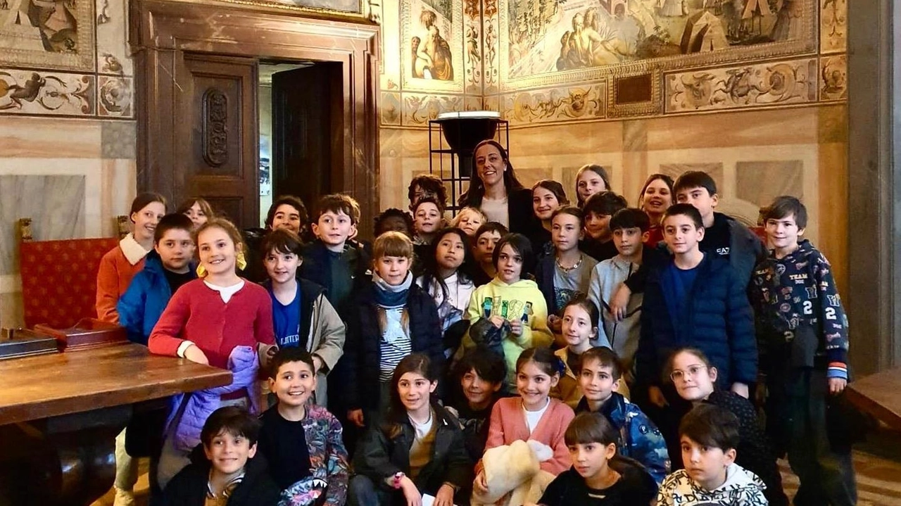 Gli studenti con la sindaca Sara Funaro