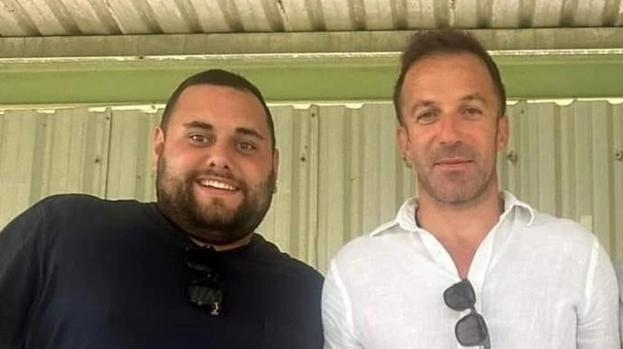 Luca Chiavistelli, team manager dell’Urbino Taccola Uliveto,. posa con Alex Del Piero che si è concesso volentieri alle richieste di foto e. autografi Luca Chiavistelli, team manager dell’Urbino Taccola Uliveto,. posa con Alex Del Piero che si è concesso volentieri alle richieste di foto e. autografi