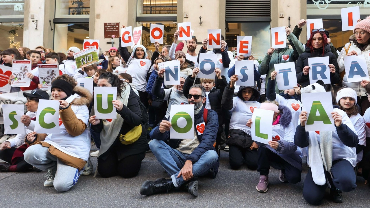 Genitori, alunni e insegnanti tra slogan e disegni colorati per opporsi all’accorpamento scolastico. I sindaci di Montaione e Gambassi: "Una protesta rumorosa e pacifica, in piazza un’intera comunità". . Genitori, alunni e insegnanti tra slogan e disegni colorati per opporsi all’accorpamento scolastico. I sindaci di Montaione e Gambassi: "Una protesta rumorosa e pacifica, in piazza un’intera comunità". .