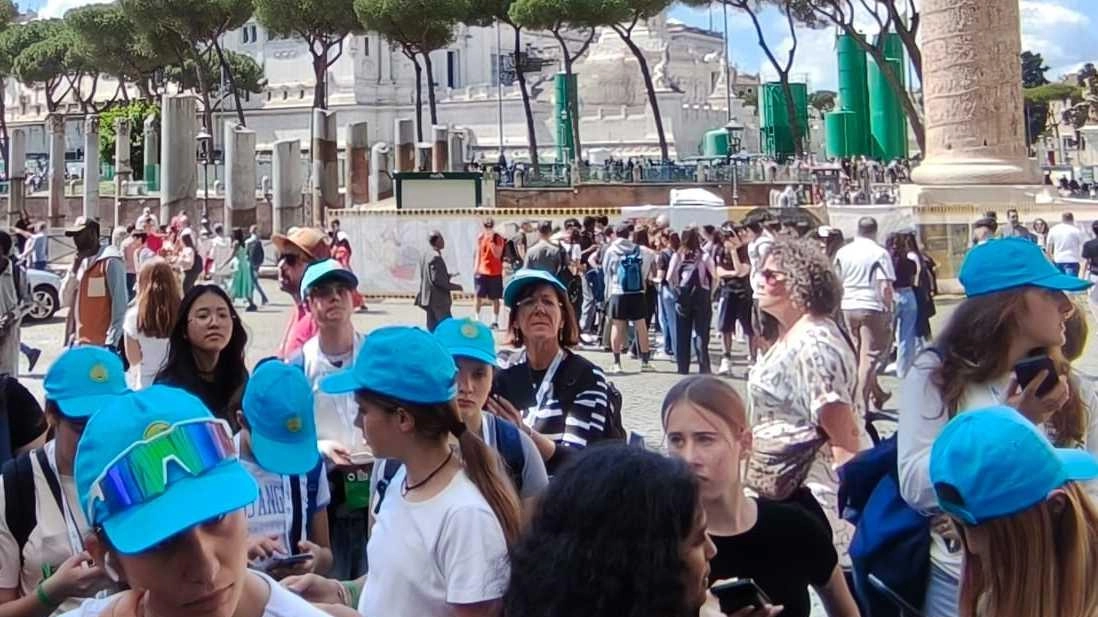 "Ciao e grazie Francesco". Lacrime all’addio al Papa