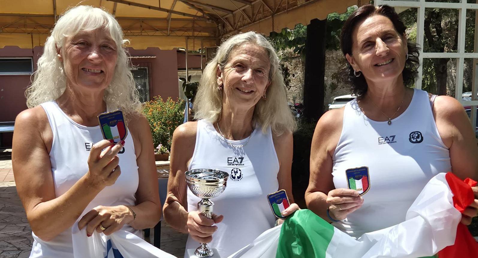 https://www.lanazione.it/image-service/view/acePublic/alias/contentid/YjI3MjU2NzEtMTZkNS00/0/ct-etruria-la-finale-si-prolunga-tc-prato-ladies-scudetto-over-60.jpeg